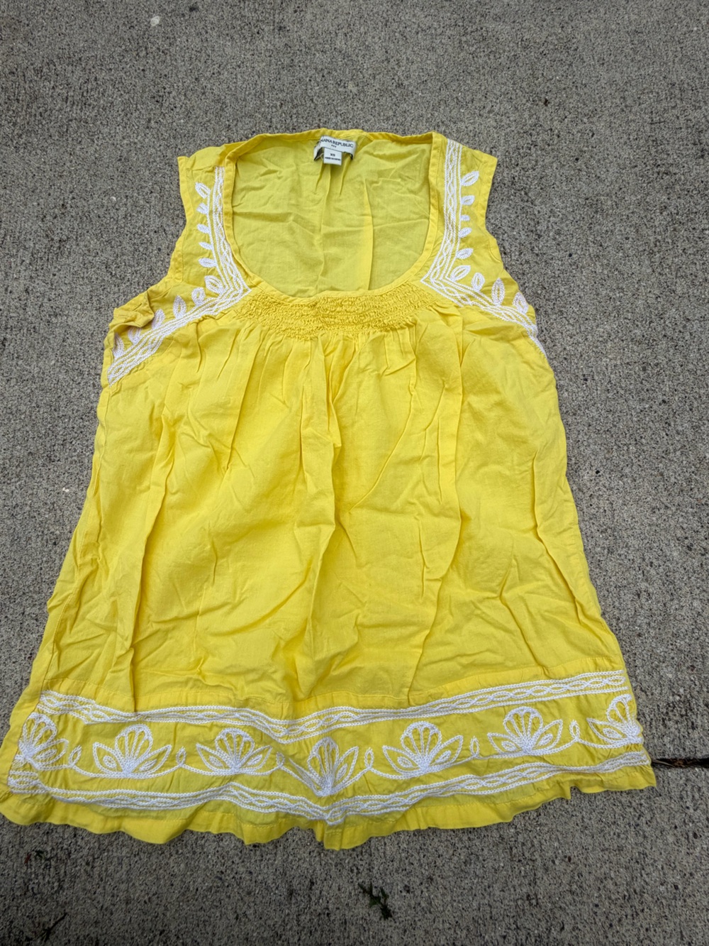 Banana Republic Yellow Solid Scoop Neck Sleeveless Ruffle Embroidered Top XS